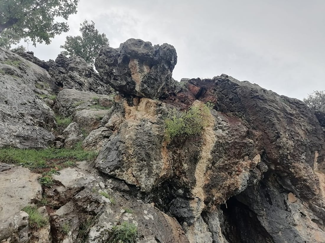 بەردێکی گەورە لە شاخێک کەوتەخوارەوە و بەر ماڵێک کەوتووە 