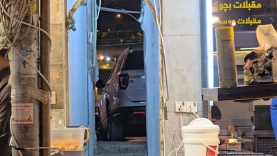  کۆڵانێکی تەنگ و کورتە و بە قاچاخ دەتگەیەنێت بە سەهۆڵەکە 