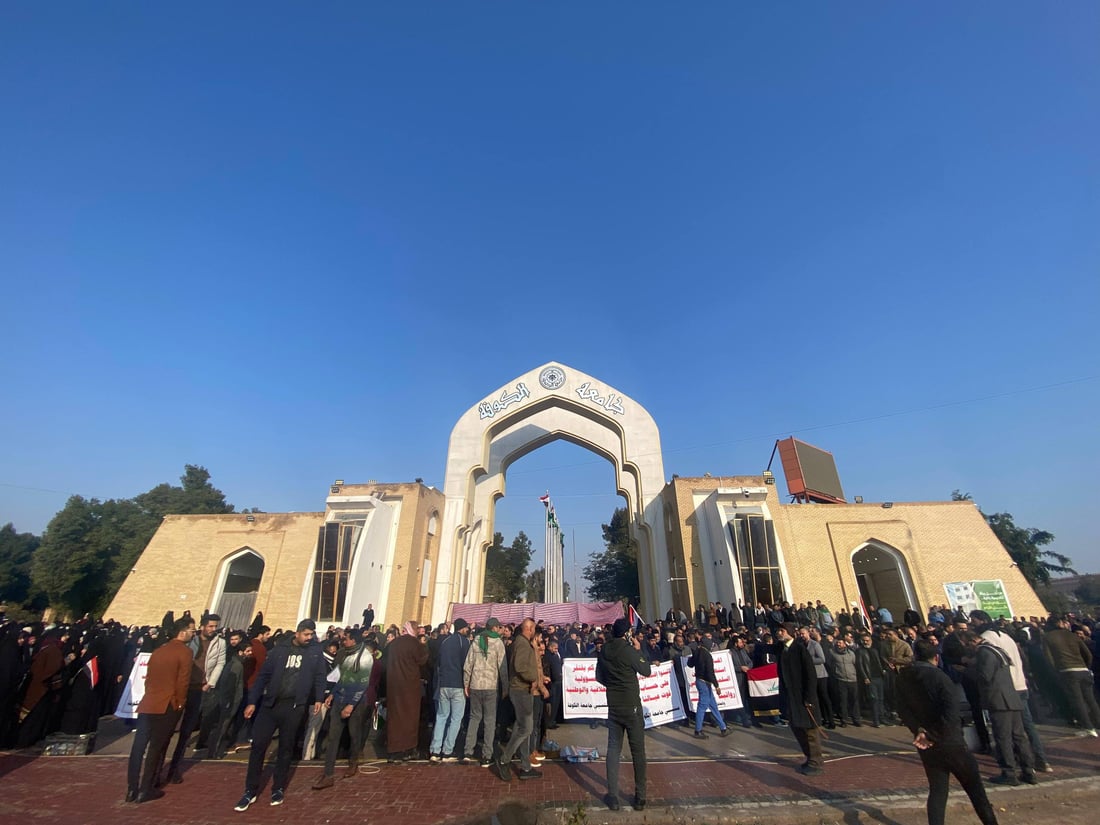 احتجاجات واسعة في النجف ضد إلغاء مخصصات الخدمة الجامعية