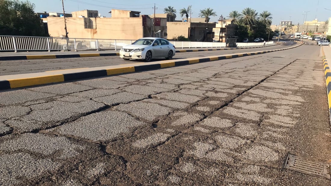 “الطسات” تملأ مجسر السفارات إلى العامرية.. بلا تأهيل منذ عقود ووعد من الأمانة (صور)