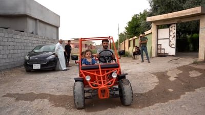 صنع سيارته بنفسه وأخذ الأطفال في جولة.. مواهب الموصل في “التحوير والترهيم”