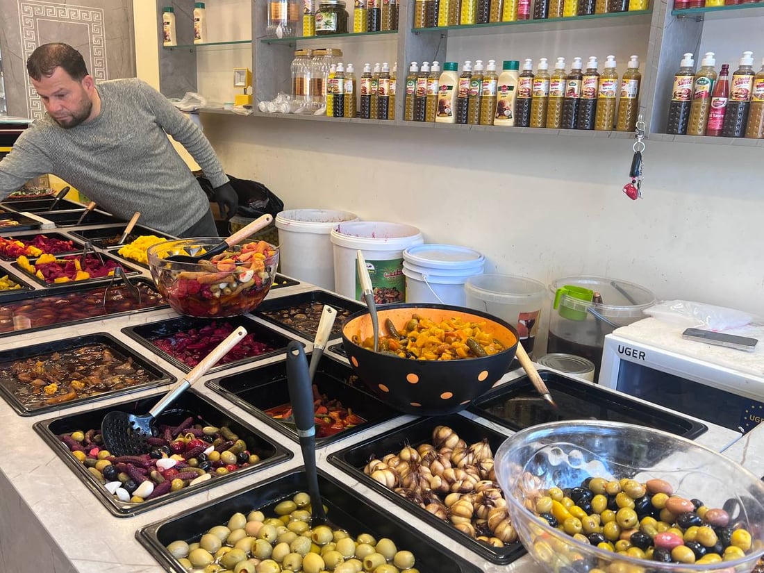 الإماملي نقل طرشي الموصل و14 نوع زيتون إلى داقوق مع فلفل من مزارع المدينة (صور)