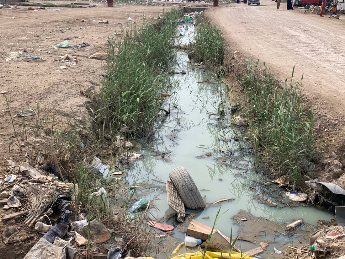أبو غريب: مخلفات المجاري تحاصر أطفال “السكلات”.. والحلّ في “بوري 8 إنج” (صور)
