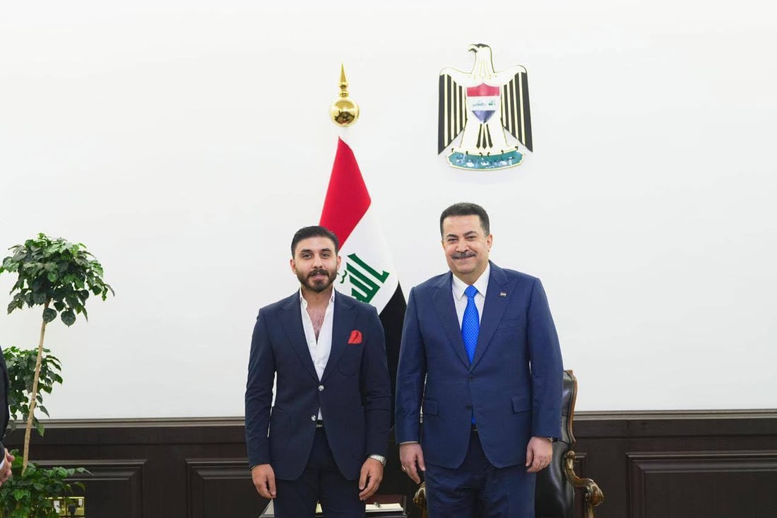 مهند محسن ومحمد عبدالجبار وعدد من الفنانين في مكتب السوداني