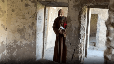 فيديو: قس لبناني في الموصل يتفحص أحجار دير مار ميخائيل وسط حاوي الكنيسة