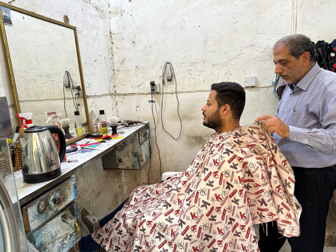 ملخص تاريخ الحلاقة في كربلاء.. العم عادل عاصر الخنافس والمارينز باليدوي والشحن