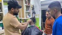 هدايا العيد في الرمادي.. أسامة محمد يعلم فن الحلاقة للأ...