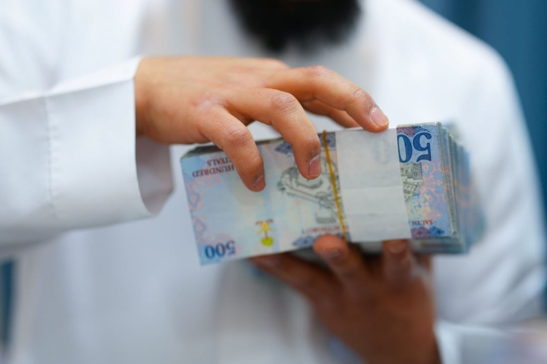بعثة الحج توزع مبالغ مالية على الحجاج العراقيين في مكة