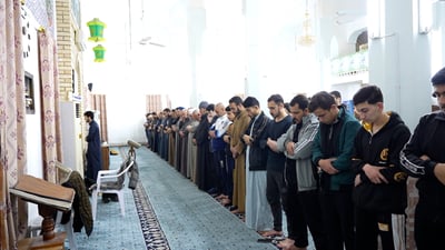 راوة لا تنام في العشر الأواخر.. شباب يتناوبون الإمامة وحلويات بين الركعات