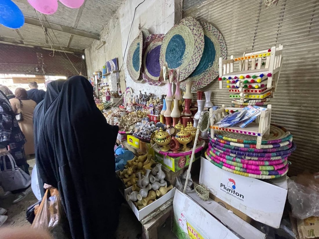 صور: نساء ديالى في سوق بعقوبة القديم وفاءً لنذر “زكريا” وطلباً للذرية
