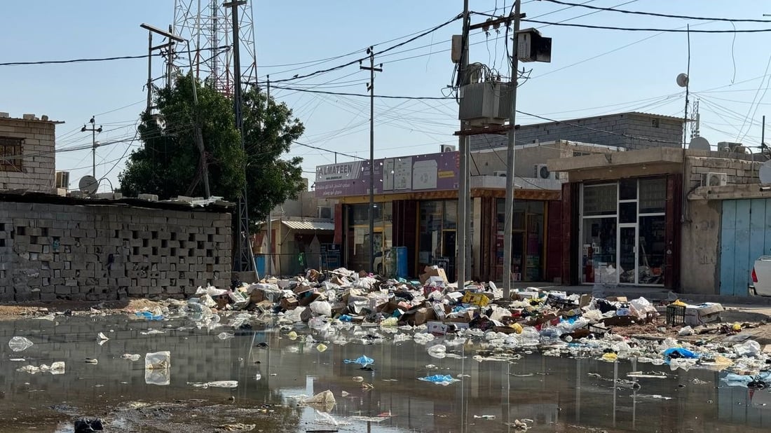 “امنحوهم مليون دينار”.. خور الزبير تتعاطف مع عمال النظافة وتغرق في النفايات (صور)