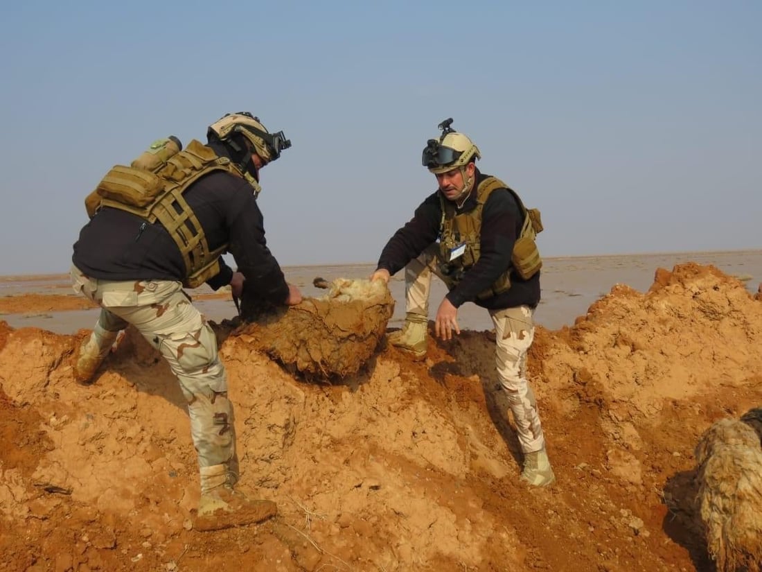 صور: الجيش ينقذ أغنام الرعاة من السيول في صحراء النخيب بين كربلاء والأنبار
