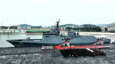 کیم جۆنگ ئون یەکێک لە زەبەلاحترین کەشتییە جەنگییەکانی وڵاتەکەی بەسەرکردەوە