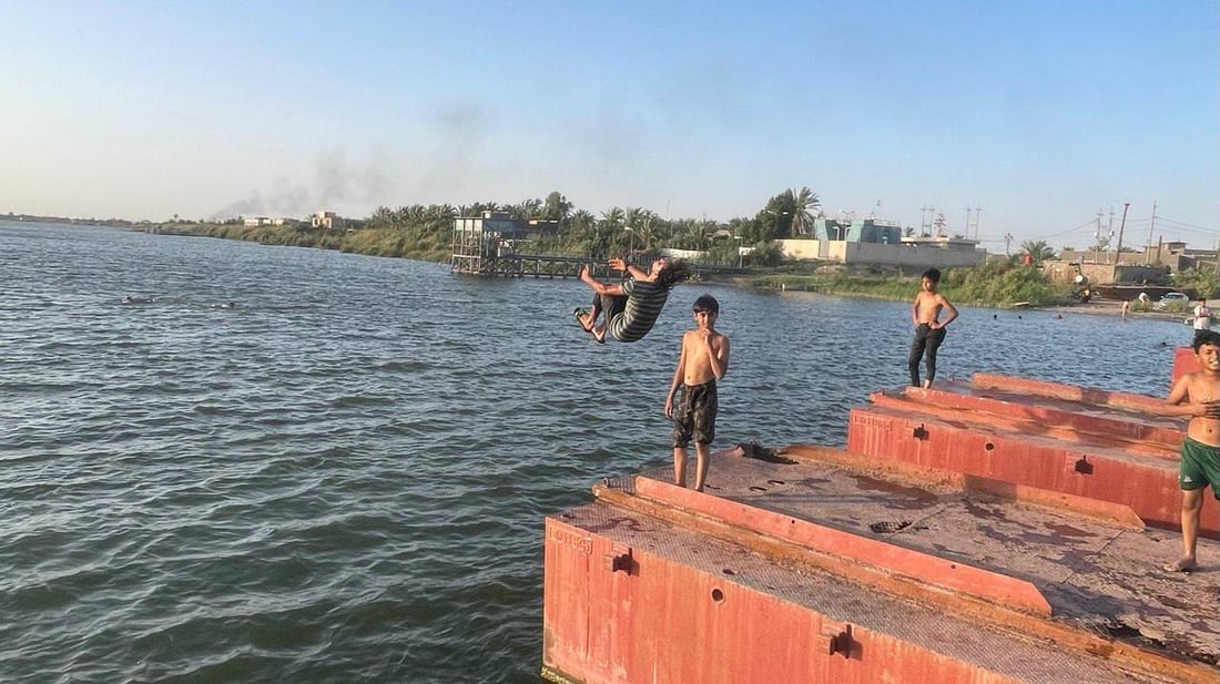 صور من البصرة: لا مفر من الشرجي إلا الفرات.. لكن السباحة لا تخلو من حوادث الغرق