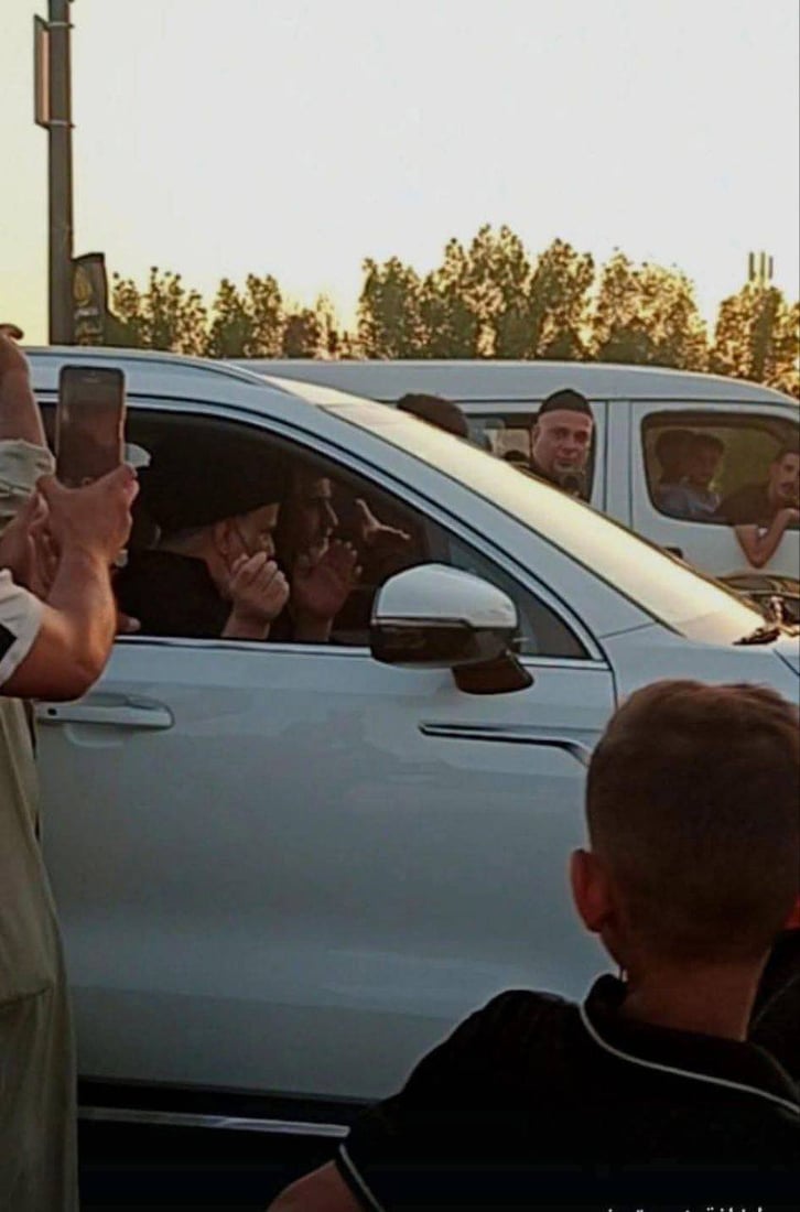 الصدر يتفقد الزوار في مرقد الإمام علي بالنجف في ذكرى وفاة النبي محمد