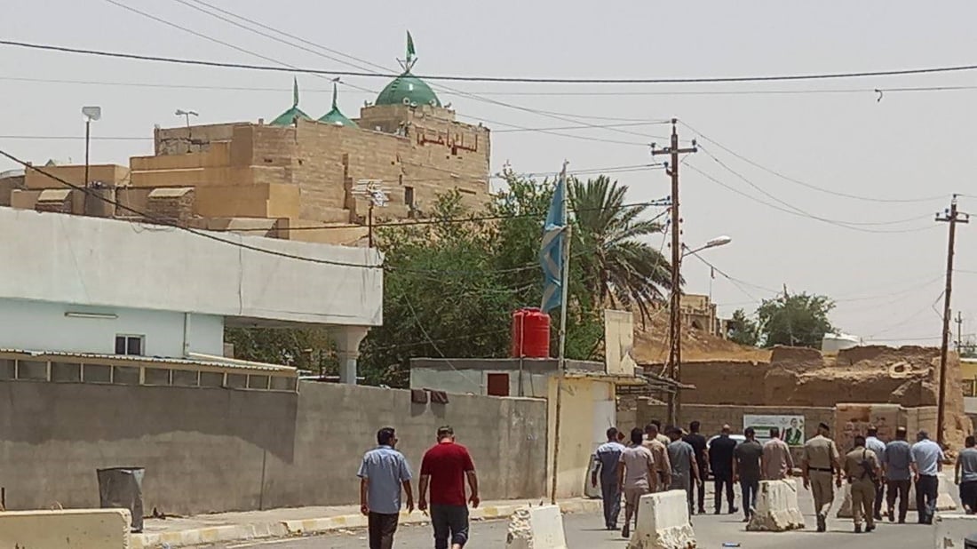 صور: أهالي زين العابدين يغلقون الطريق احتجاجاً على رمي النفايات قرب مقام الإمام