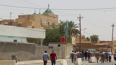 صور: أهالي زين العابدين يغلقون الطريق احتجاجاً على رمي النفايات قرب مقام الإمام