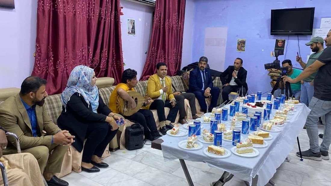 صور: تهاني العيد تصل مبكراً إلى دار المسنين في الكوت.. شعر وعزف للأيام الخوالي