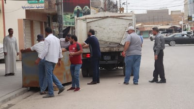 حيرة في المشخاب.. الأهالي يتعاطفون مع أصحاب “البسطيات” وسعداء بإزالتها (صور)