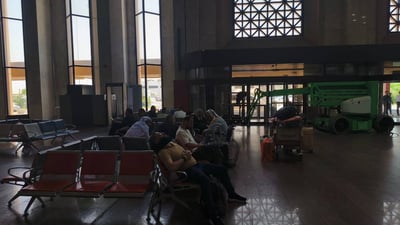صور من مطاري النجف والبصرة بعد تعليق الطيران في العراق