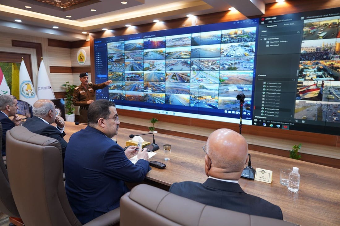 صور من غرفة العمليات: السوداني يتابع تدفق الزائرين عبر كاميرات المراقبة في كربلاء