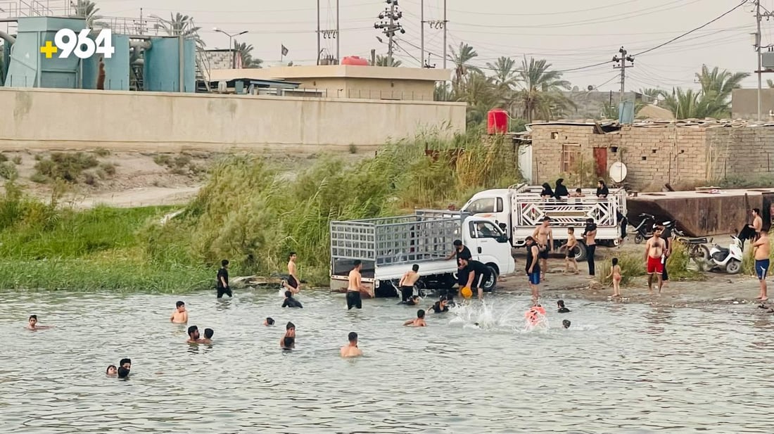 شباب البصرة يختمون عاشوراء بالعوم في الفرات.. والقفز بهلواني من أعلى الجسر (صور)