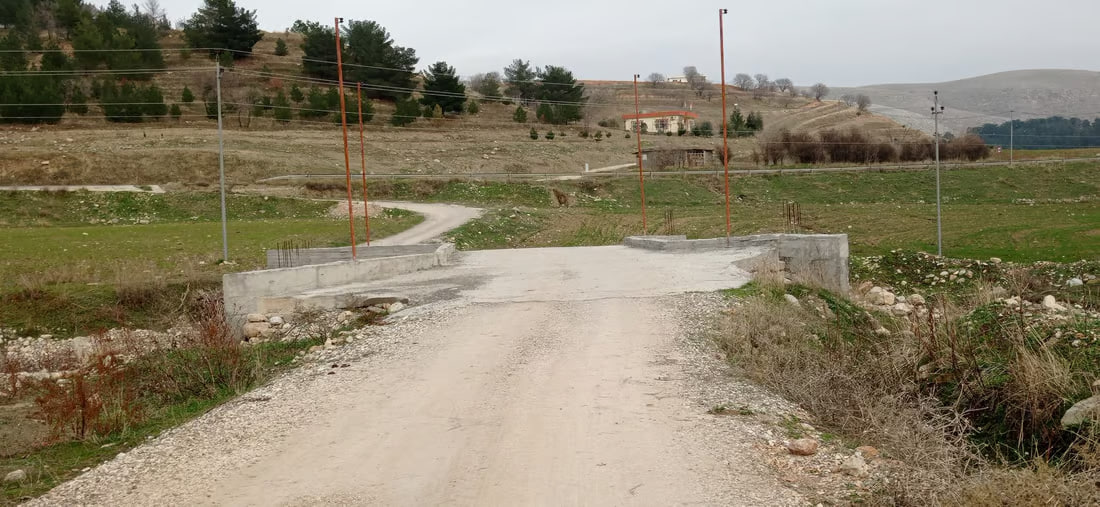 صور: عبور النهر نحو دوكان لم يعد خطراً.. متبرع هدم الجسر القديم وبنى جديداً