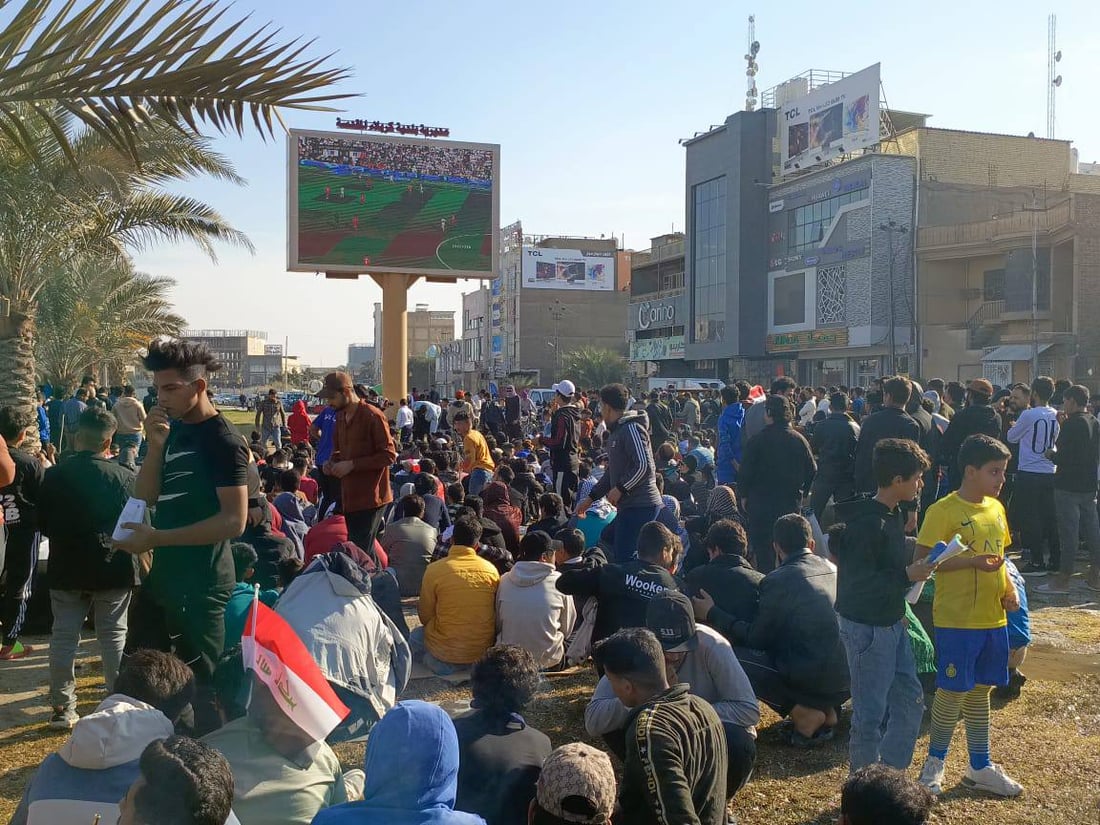 جماهير كربلاء تشاهد مباراة العراق وفيتنام عبر الشاشات العملاقة في حي رمضان (صور)