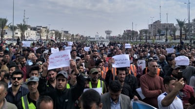 فيديو: تظاهرة للموظفين عند المنطقة الخضراء.. “سلم رواتب عادل أو الإضراب”