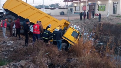 صور: مصرع 5 أشخاص بحادث اصطدام مروّع بين “ستاركس” وشاحنة