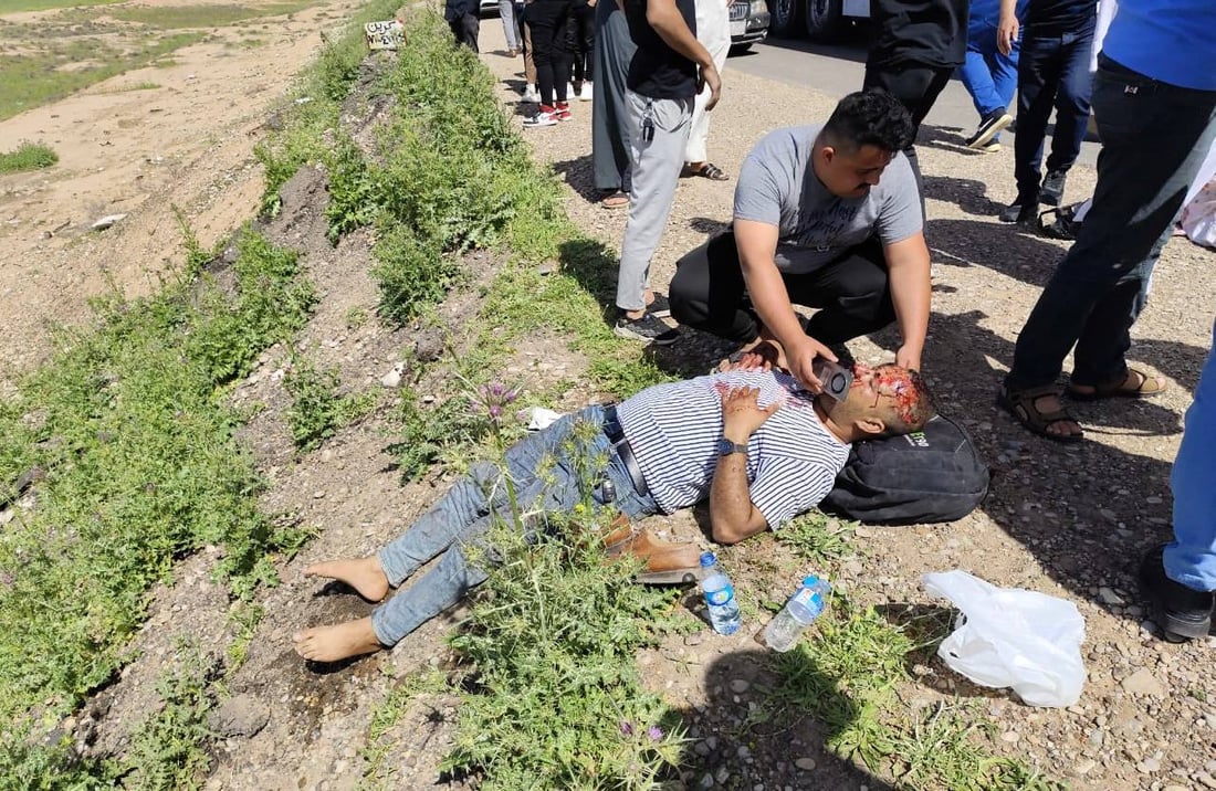 12 مصاباً بانقلاب “باص” جنوبي كركوك.. غالبيتهم نساء وأطفال (صور)