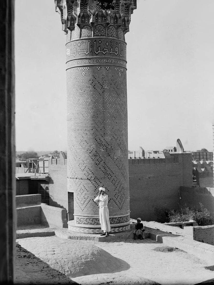 كاميرا 964 تعيد تصوير أرشيف الحيدرخانه.. المؤذن يحاكي لقطة عمرها 90 عاماً (صور)