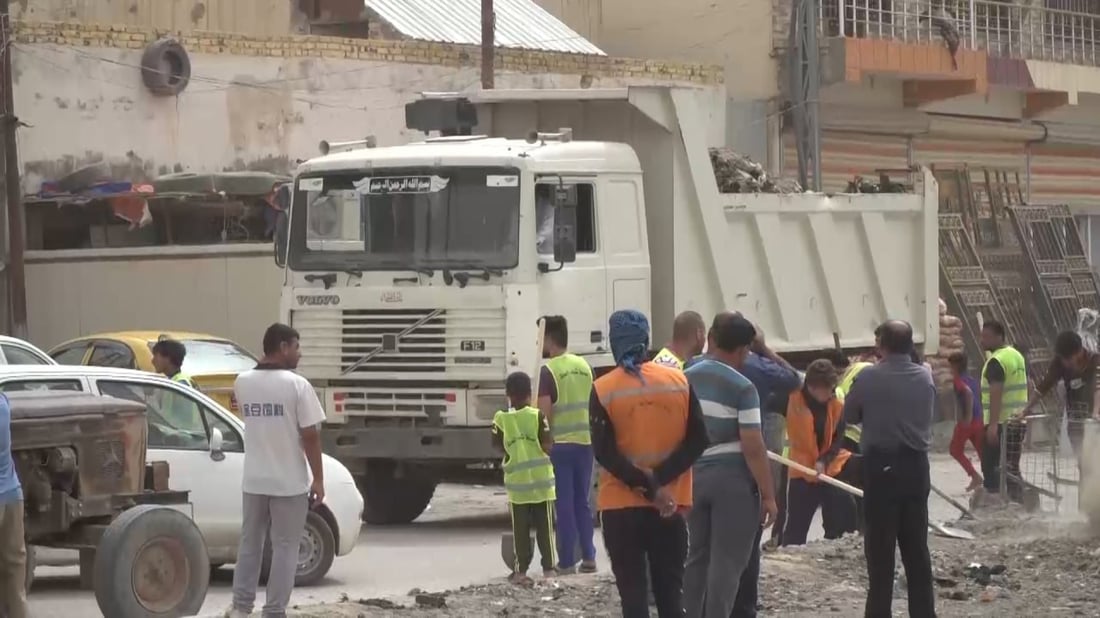 صور من الحلة.. “أسبوع نفايات” في شارع نادر ينتهي بجهود المتطوعين وآلياتهم