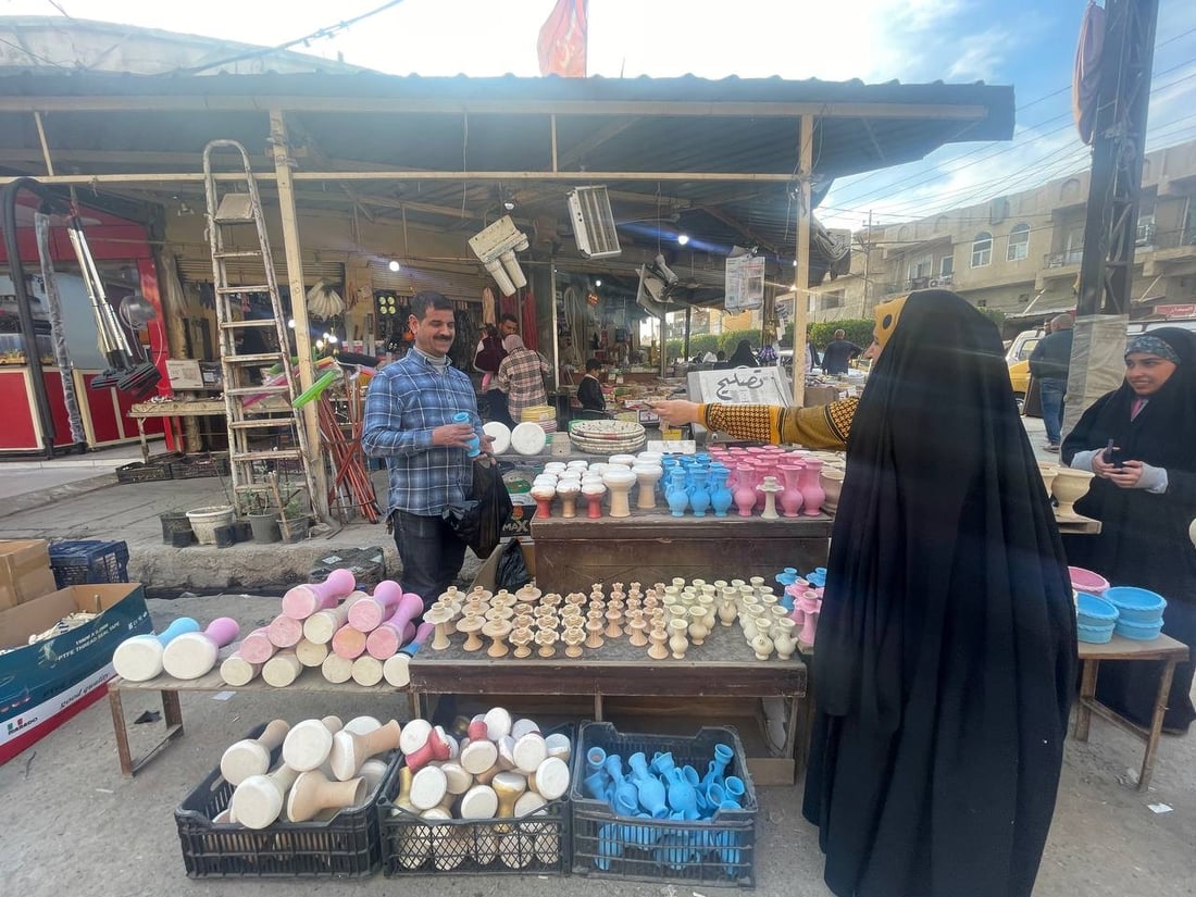 صور: نساء ديالى في سوق بعقوبة القديم وفاءً لنذر “زكريا” وطلباً للذرية