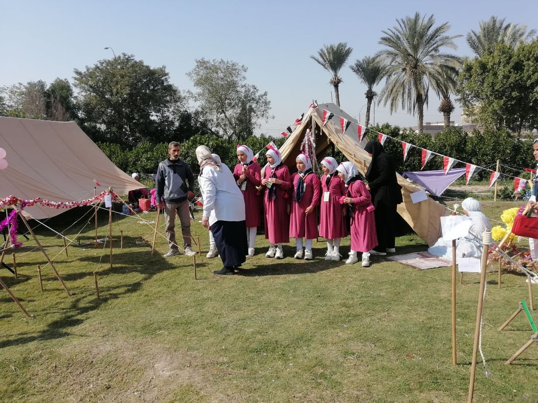 صور: صغيرات بابل يحتفلن تحت شمس الجنائن مع اللوحات والموسيقى