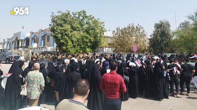 صور من الحلة: موظفو “الأمن الغذائي” أحاطوا بمبنى المحافظة وهتفوا بغضب