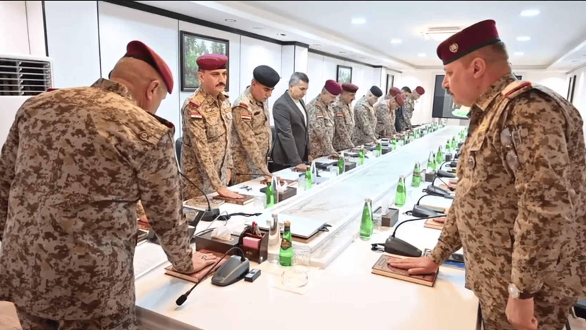 الشمري وكبار الضباط يؤدون قسم الشرف والنزاهة في مكتب القائد العام