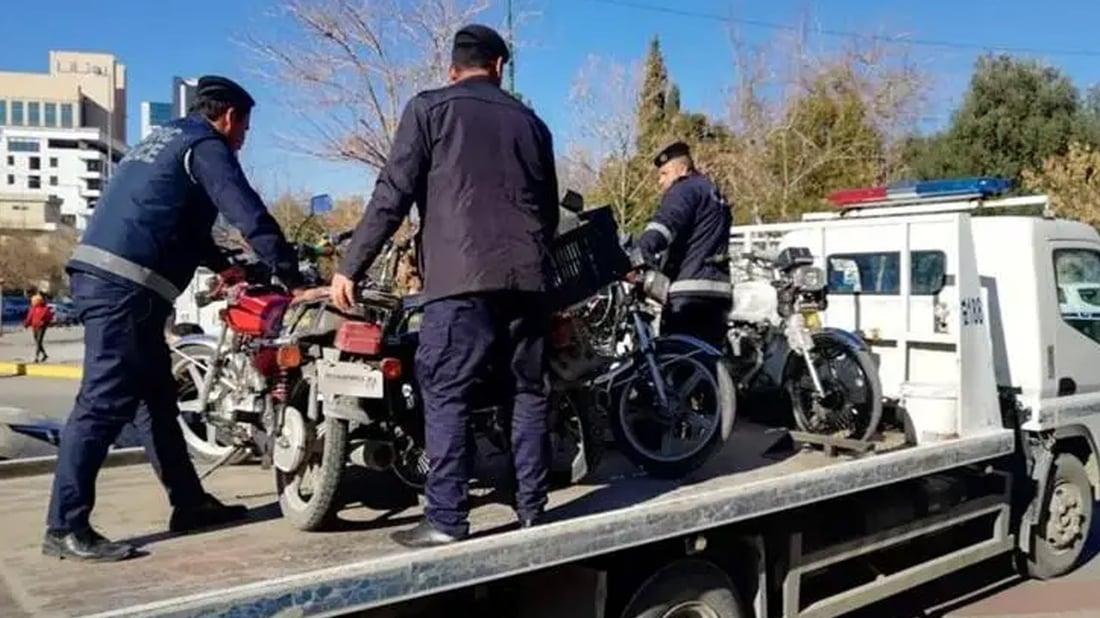 مۆتۆڕسوارێک کارمەندێکى هاتوچۆى دایە بەرچەقۆ