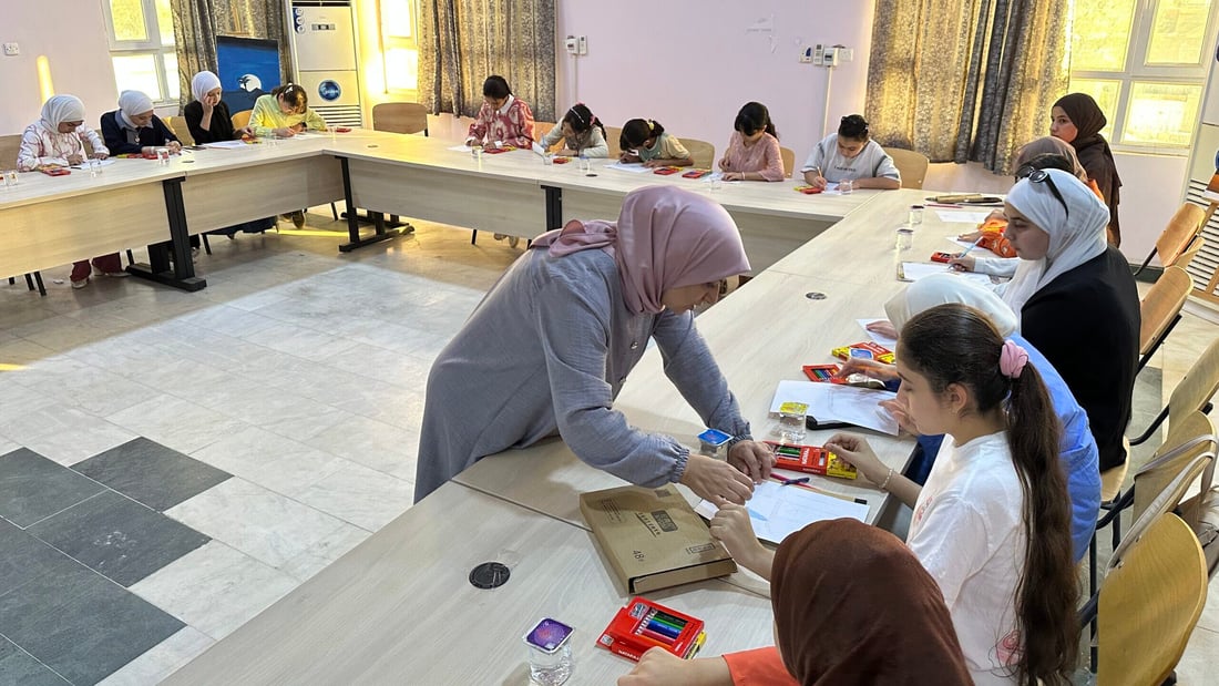 ريشة وإبداع: دورة رسم للفتيات في هيت تكشف المواهب وتلون العطلة الصيفية