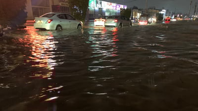 كربلاء قبل قليل. . السيارات تخوض في مياه الأمطار الغزيرة