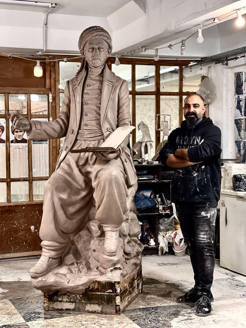 New statue honors Kurdish poet Mufti Penjweni in his hometown