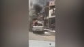 احتراق سيارة حكومية في الموصل والناس يسبقون الإطفاء (فيديو)