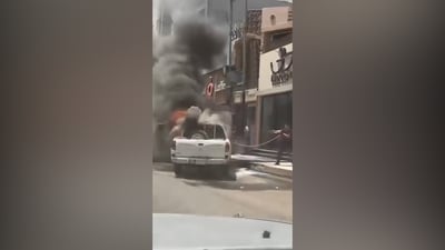احتراق سيارة حكومية في الموصل والناس يسبقون الإطفاء (فيديو)