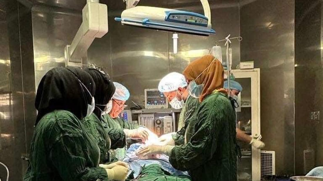 تلعفر: فريق طبي يجري عملية نادرة لرفع أكياس مائية من كبد فتى