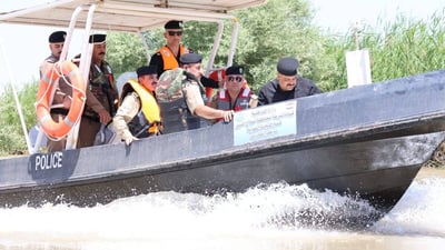 صور: قائد الشرطة يرتدي “نجادة” ويتفقد زوارق النجدة النهرية ومفرزة الغواصين