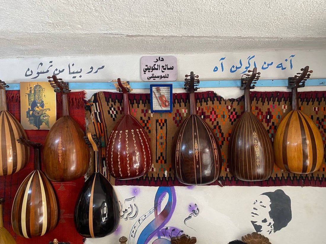صور من دار “صالح الكويتي” للموسيقى.. ورشة بغدادية لصناعة وبيع العود