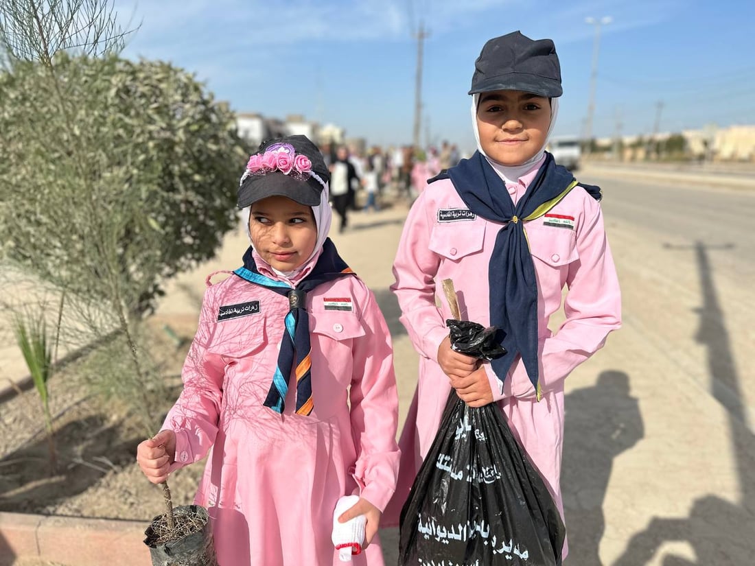 صور: تلاميذ الديوانية يزينون الشوارع بالورود.. حملة تشجير بمشاركة الأهالي