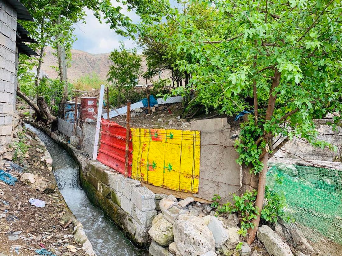 خاوه‌ن باخچه‌كانى باتاس به‌پێی پلانێك سێ سه‌رچاوه‌ ئاوه‌كه‌یان بۆ ئاودان به‌كارده‌هێنن