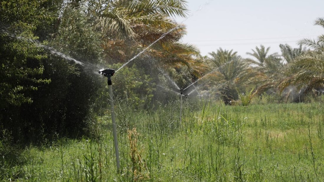 هيت تودع الري التقليدي من الفرات.. المزارعون اكتشفوا أخيراً فوائد المرشات (صور)