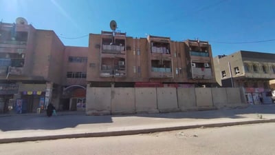 السماوة: سقوط “الشرفة” على “البيك أب” يتفاعل.. خلاف على العزل بصبات الكونكريت